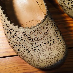 NWOT Earthies Die Cut Tan Flats